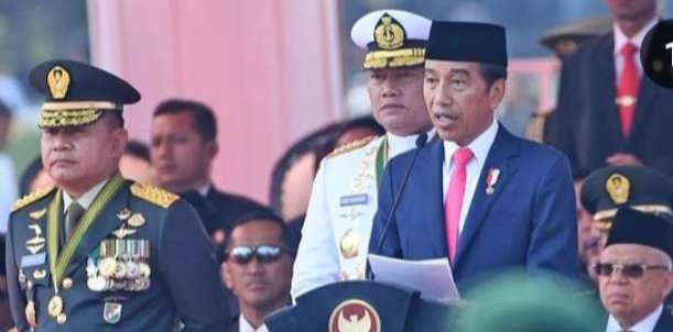 Presiden Jolowi di tengah-tengah jajaran TNI. (Foto: Dok. Setpres)