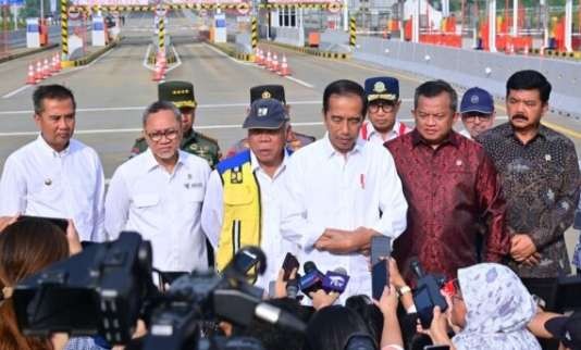 Presiden Joko Widodo memberikan keterangan di hadapan awak media usai meresmikan Jalan Tol Pamulang-Cinere-Raya Bogor di Gerbang Tol Limo Utama, Kota Depok, Provinsi Jawa Barat (Foto: BPMI Setpres)