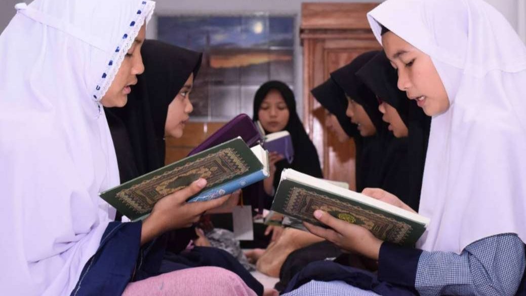 Para santri putri sedang membaca Al-Quran untuk dihafalkan. (Foto: istimewa)