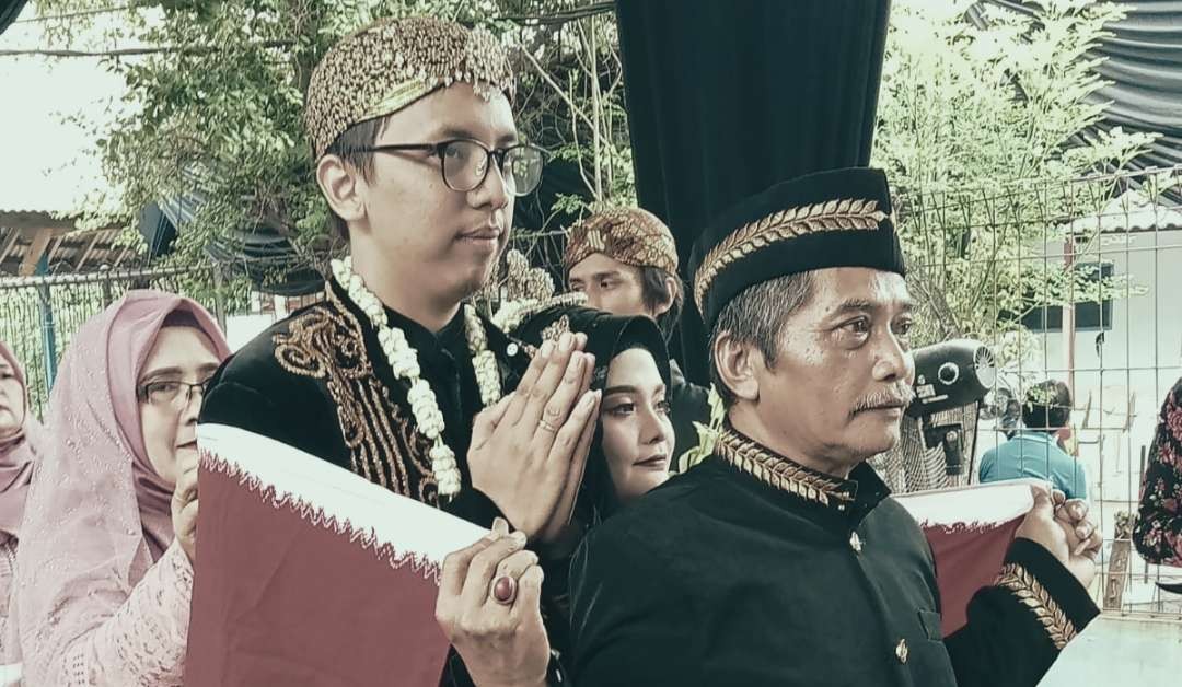 Suatu prosesi pernikahan dengan adat Jawa, setelah dilakukan akad nikah. (Foto: keluarga Nonot Sukrasmono)