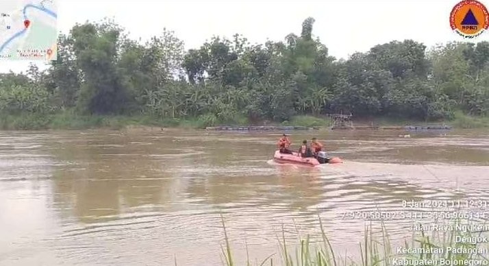 Tim Badan Penanggulangan Bencana Daerah (BPBD) Bojonegoro melakukan penyisiran di Sungai Bengawan Solo, tepatnya di Dea Dengok, Kecamatan Padangan, Bojonegoro, pada Senin 8 Januari 2024. (Foto: tangkapan video bpbd bojonegoro)