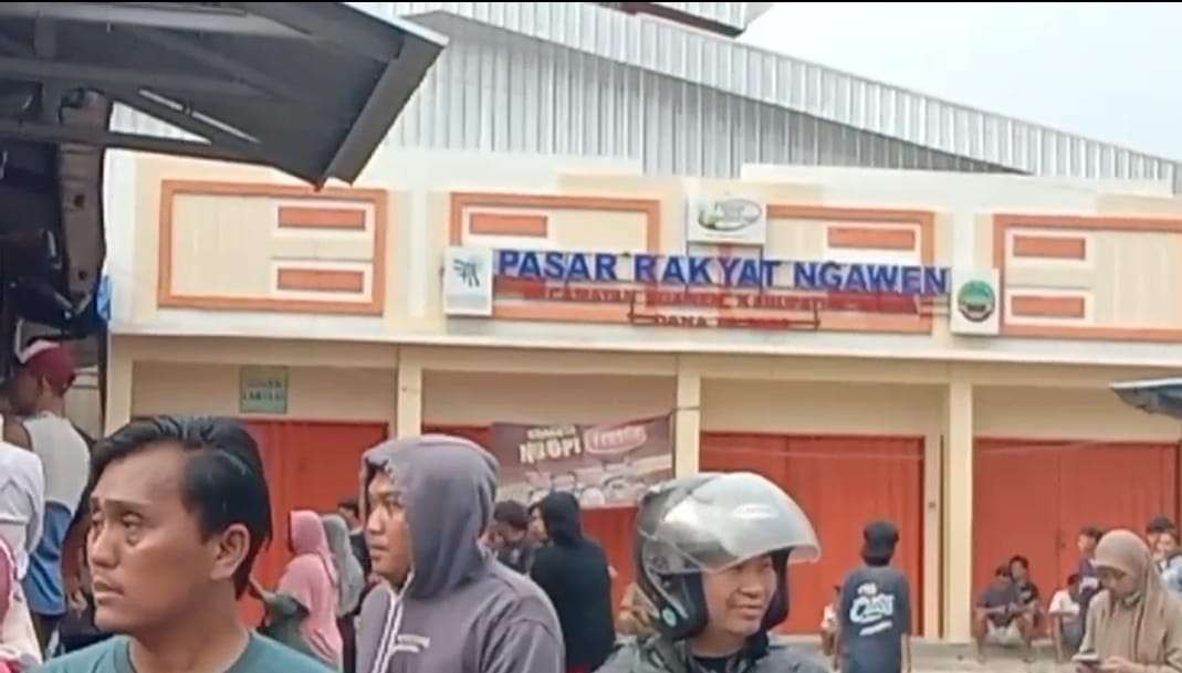 Warga ramai-ramai melihat kebakaran Pasar Rakyat Ngawen Blora. (Foto: Istimewa)