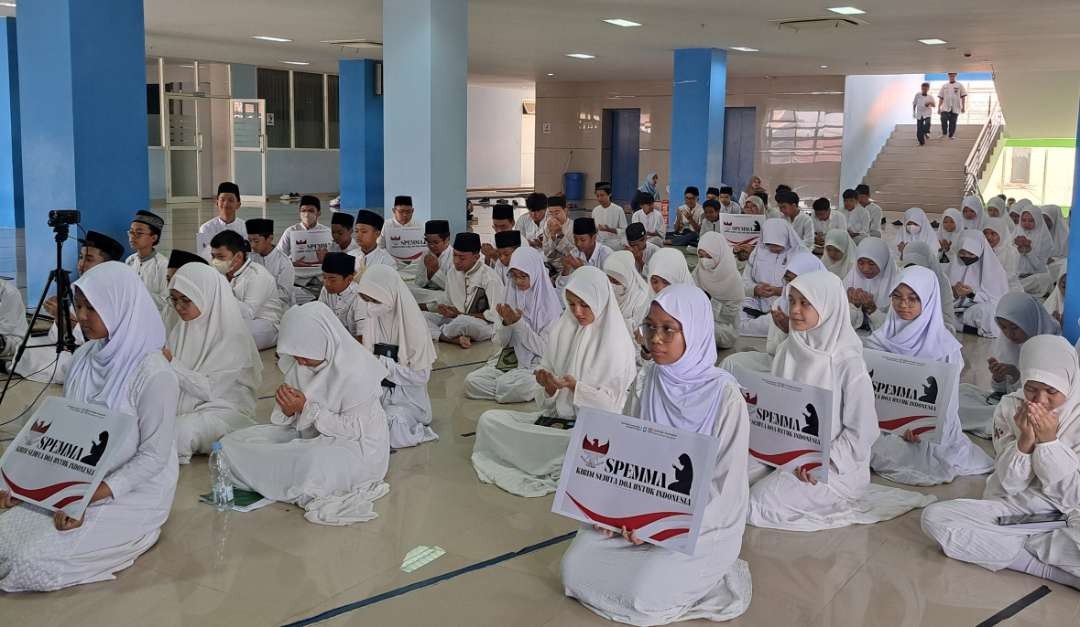 Murid-murid SMP Muhammadiyah 5 Surabaya saat melantunkan doa untuk Indonesia. (Foto: Pita Sari/Ngopibareng.id)
