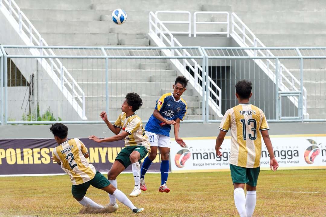 Pertandingan Mitra Bola Utama melawan Trplie's Kediri Minggu lalu (foto: istimewa)