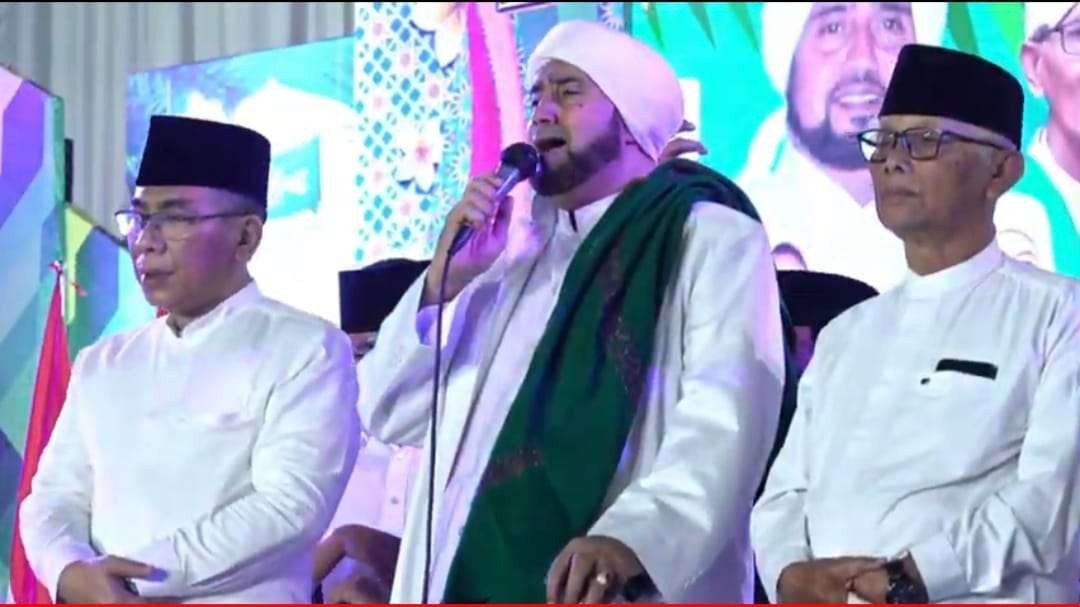 Habib Syech bin Abdul Qodir Assegaf, KH Anwar Iskandar dan KH Yahya Cholil Staqut, dalam Shalawat Bersama di Surabaya. (Foto:adi/ngopibareng.id)