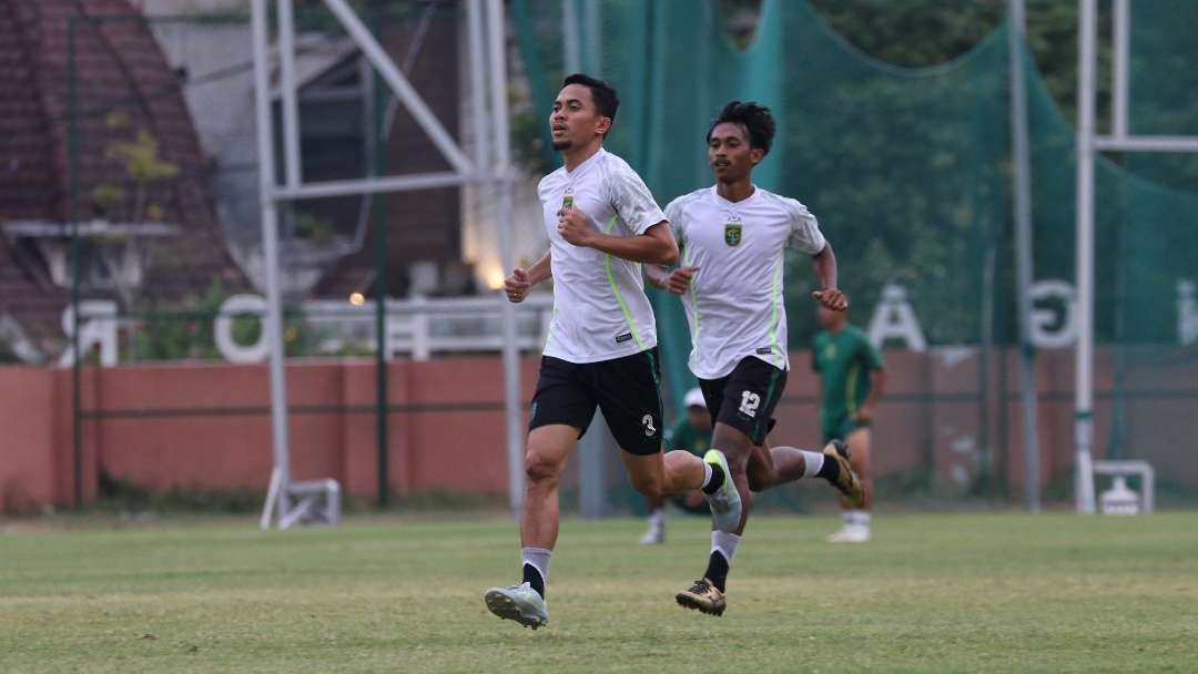 Pemain Persebaya, Reva Adi Utama saat menjalani latihan tim. (Foto: Fariz Yarbo/Ngopibareng.id)