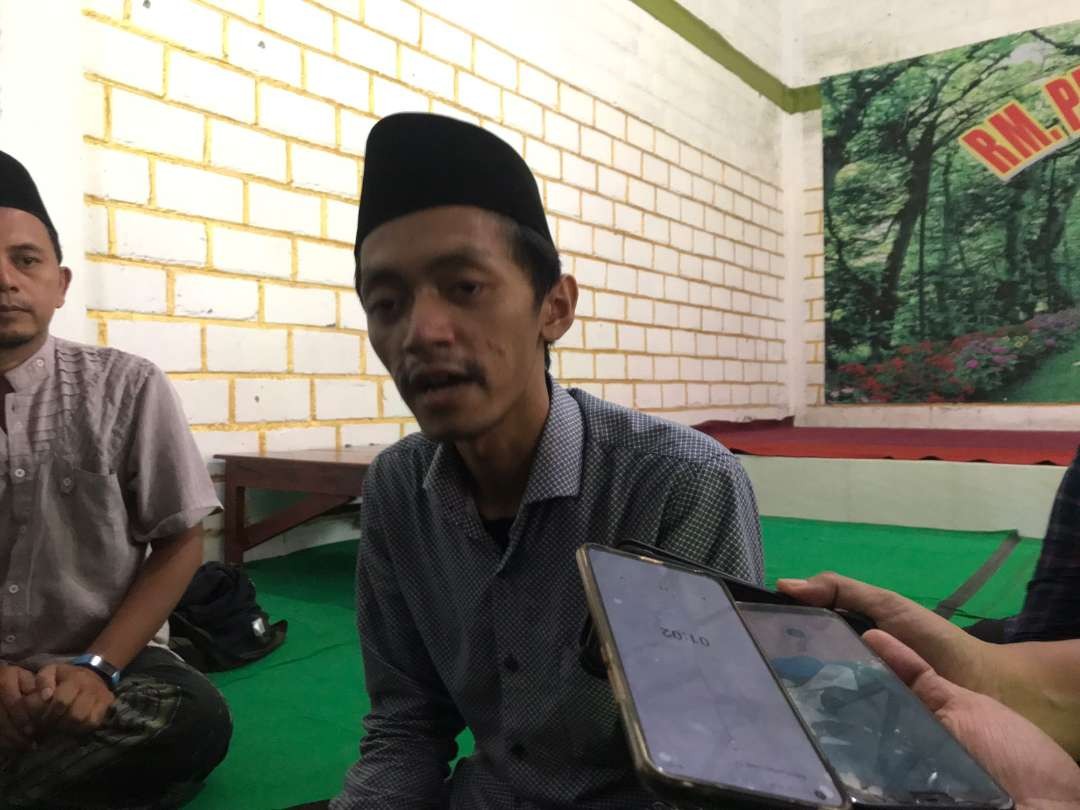 Gus Wafa Bahrul Amin, putra pimpinan Pondok Pesantren Tahsinul Akhlaq Blitar memberikan keterangan kepada wartawan,Selasa, 9 Januari 2024. (Foto: Choirul Anam/Ngopibareng.id)