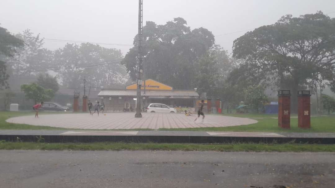 Kondisi hujan lebat di kawasan Tukbuntung, Cepu Kabupaten Blora. (Foto: Ahmad Sampurno/Ngopibareng.id)
