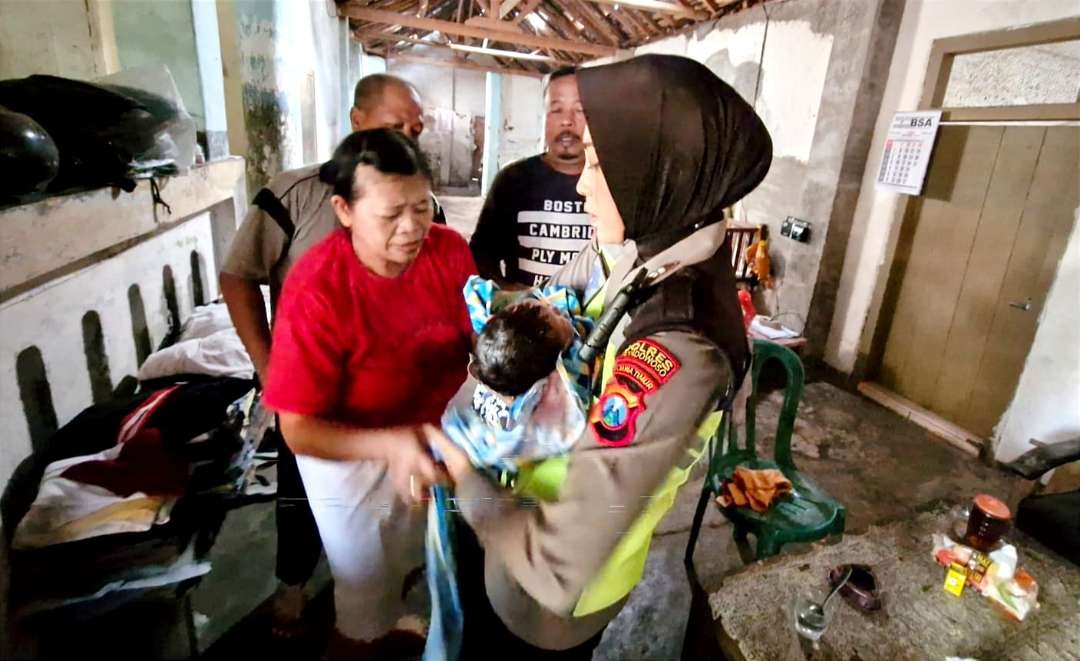 Polwan Satlantas Polres Bondowoso mengamankan bayi perempuan ditemukan warga dekat SDN 3 Dabasah Bondowoso.(Foto: Humas Polres Bondowoso)
