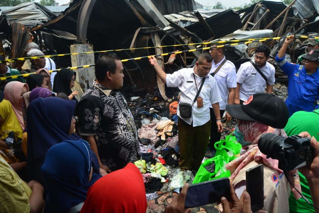 Bupati Blora Arief Rohman mendatangi lokasi kebakaran di Pasar Rakyat Ngawen. (Foto: Ist)