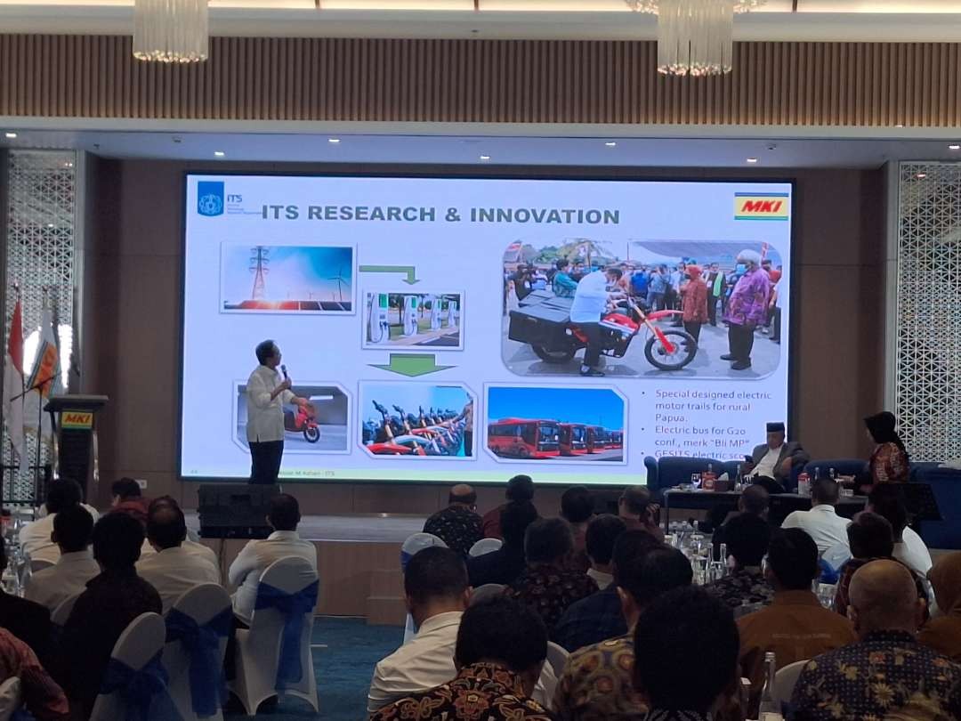 Rektor ITS, Mohammad Ashari menjelaskan beberapa inovasi ITS dalam rangka Indonesia Zero Emision 2060. Acara ini Masyarakat Kelistrikan Indonesia (MKI) Jawa Timur. (Foto: Julianus Palermo/Ngopibareng.id)