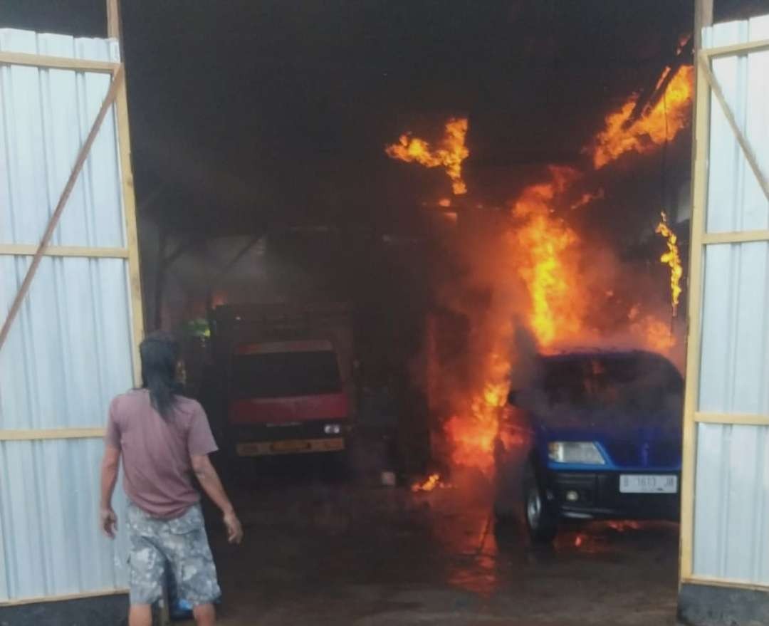 Kobaran api menghanguskan separuh mobil dan garasi.(Foto: Dok BPBD Mojokerto)