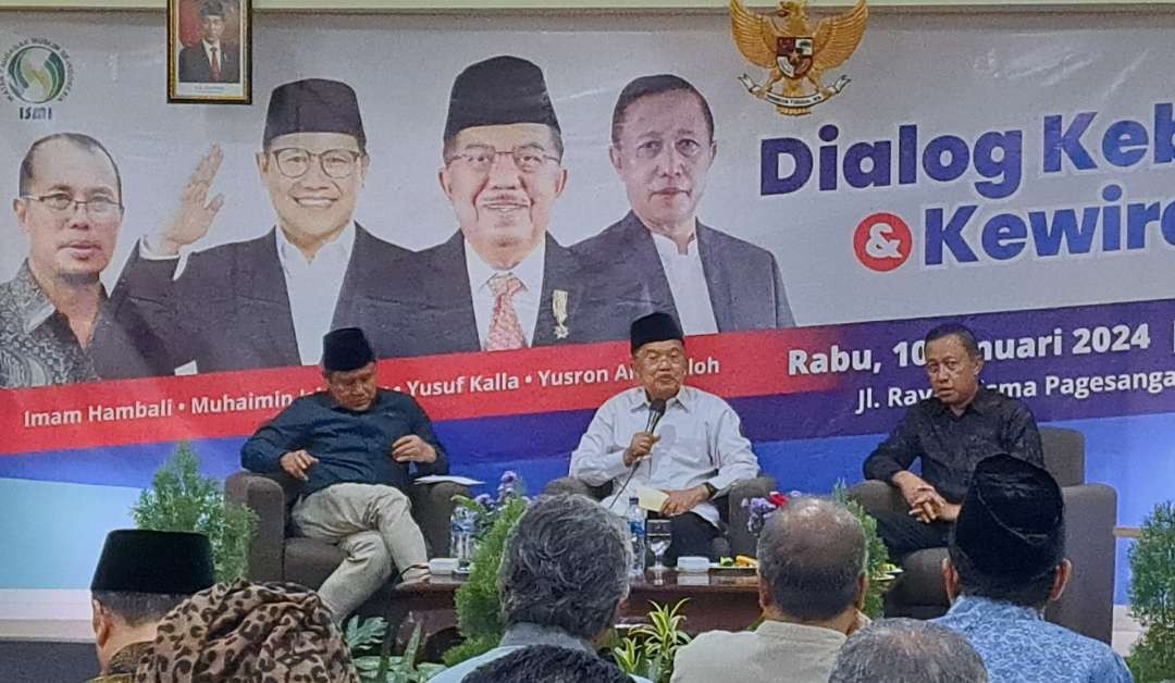 Jusuf Kalla saat mendampingi Gus Imin berkampanye di Surabaya, singgung pemimpin jangan suka marah. (Foto: Pita Sari/Ngopibareng.id)