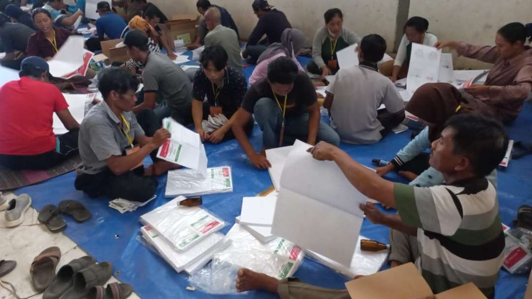 Proses sortir dan pelipatan surat suara di Gudang KPU Kabupaten Banyuwangi, Jawa Timur. (Foto: Istimewa)
