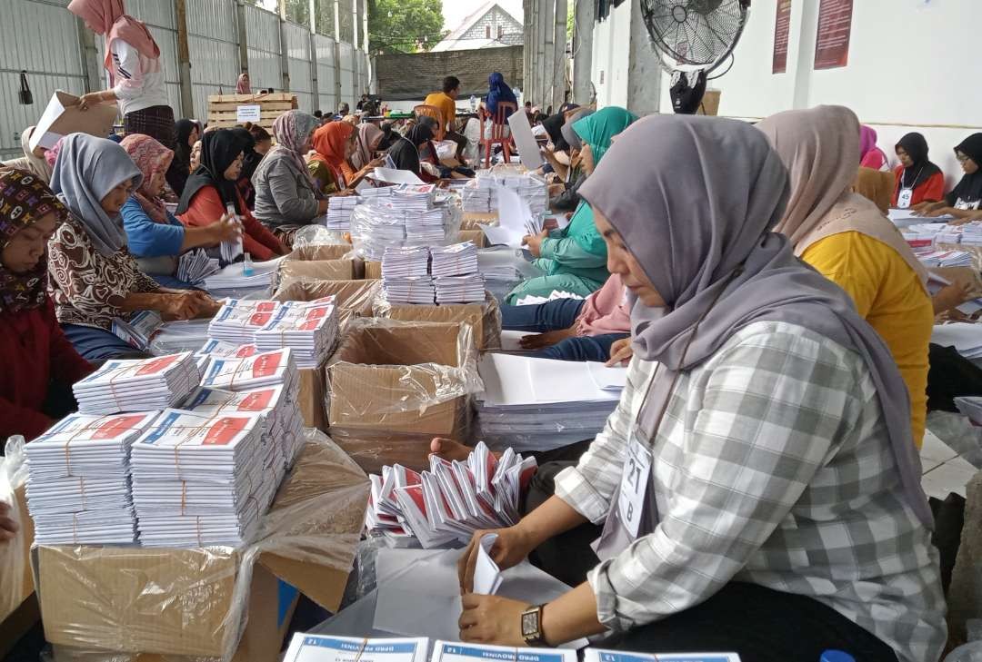 Tahapan penyortiran dan pelipatan surat suara di gudang logistik KPU Kabupaten Tuban (Foto: Khoirul Huda/Ngopibareng.id)