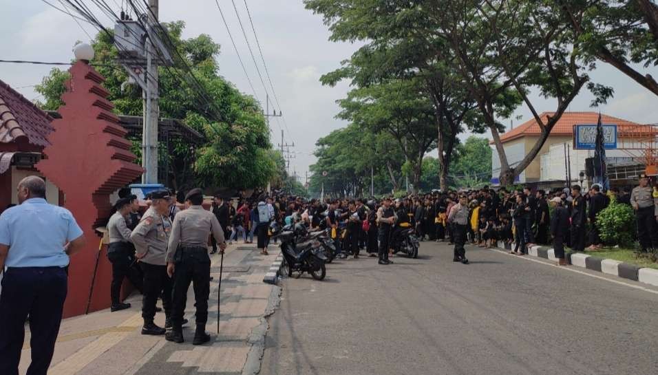 Massa PSHW padati Jalan RA Basuni Kecamatan Sooko, Mojokerto, Jawa Timur. (Foto Deni Lukmantara/Ngopibareng.id)