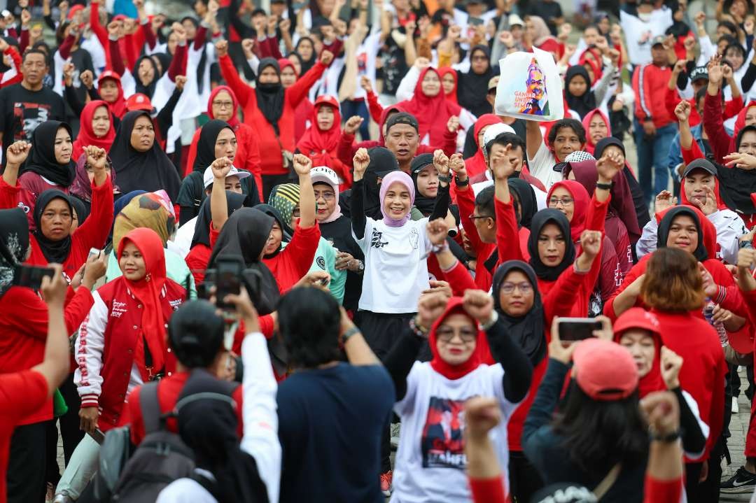 Siti Atikoh Supriyanti senam bareng srikandi PDIP Lampung. (Foto: Tim Media Ganjar)