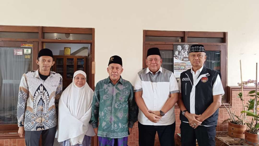 Deputi Kinetik Teritorial TPN Ganjar-Mahfud, Luki Hermawan bertemu dengan dua kiai sepuh NU Jawa Timur, KH Marzuki Mustamar. (Foto: Istimewa)