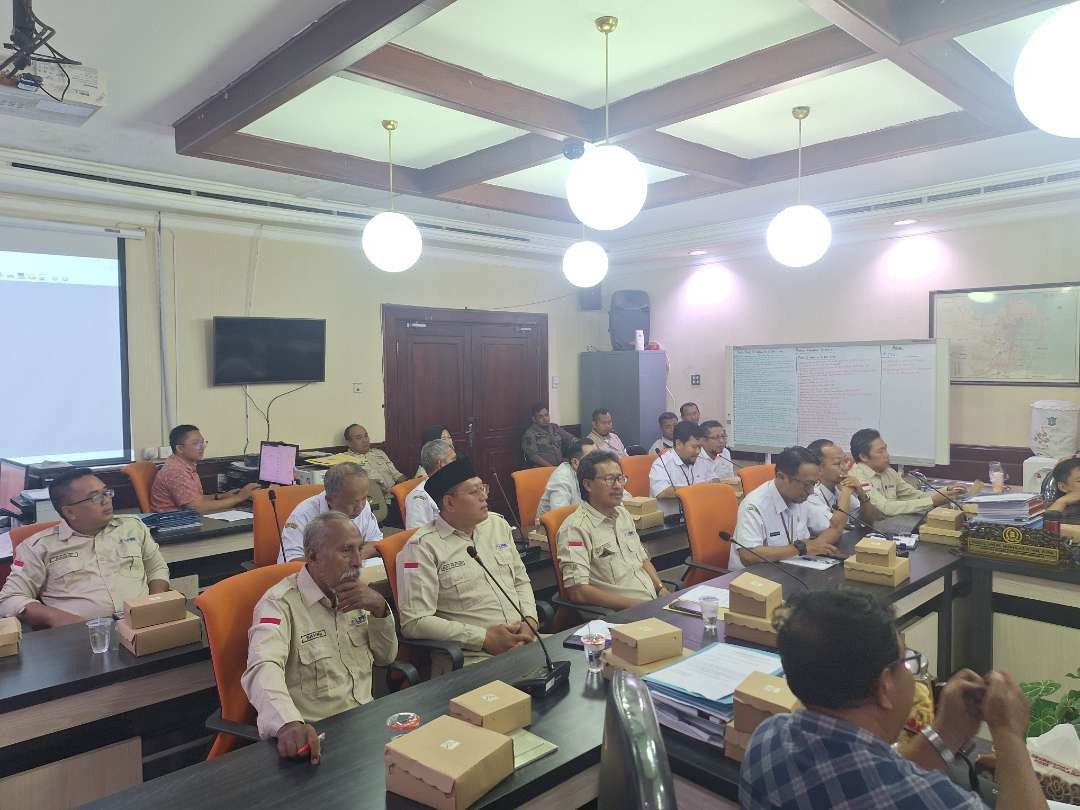 Suasana rapat dengar pendapat Komisi C DPRD Surabaya dengan pihak Kelurahan Rangkah, mengenai pembangunan gorong-gorong yang belum terealisasikan sejak 2017 silam. (Foto: Julianus Palermo/Ngopibareng.id)