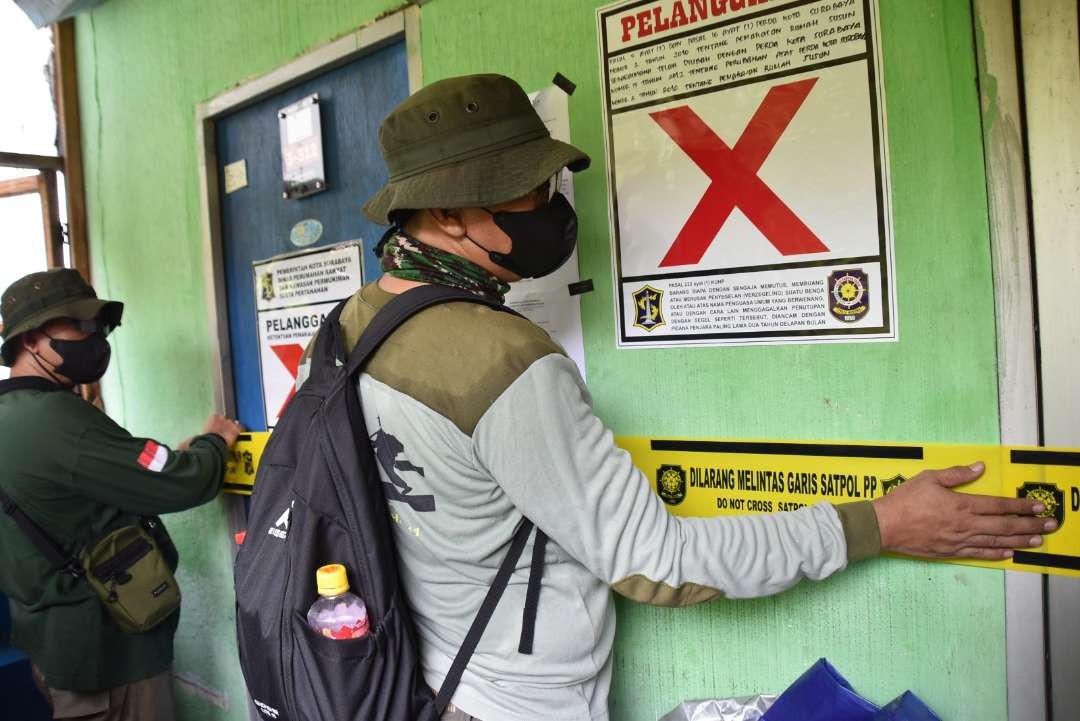 Satpol PP Kota Surabaya saat menyegel unit rusun yang tak membayar dan dihuni bukan warga Surabaya. (Foto: dok. Satpol PP)