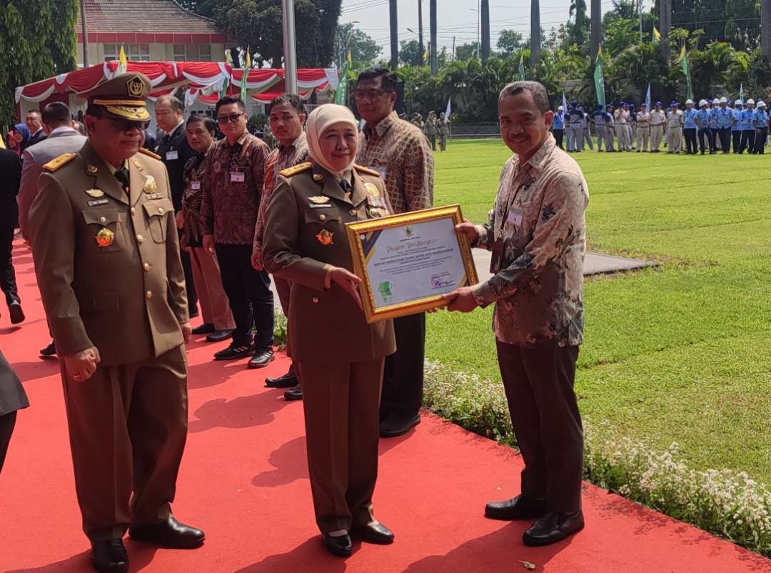 Khofifah memberikan sejumlah penghargaan kepada sejumlah kepala daerah. (Foto: Deni Lukmantara/Ngopibareng.id)