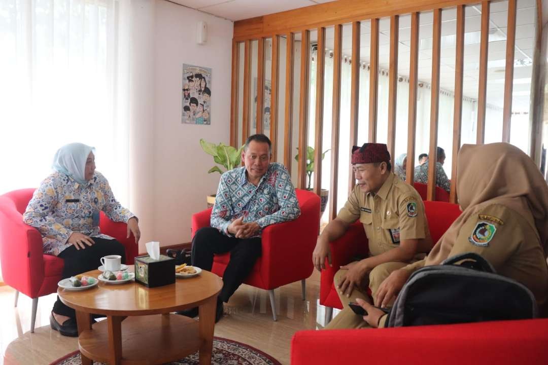 Deputi Bidang Advokasi, Penggerakan dan Informasi BKKBN, Sukaryo Teguh Santoso bertemu dengan Asisten Pemerintahan Arief Setyawan (foto:Humas Pemkab Banyuwangi)