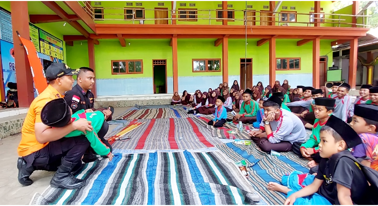 Badan Penanggulangan Bencana Daerah (BPBD) Kabupaten Lumajang menggelar Pelatihan Penanggulangan Bencana Alam, di Pondok Pesantren Nurul Yakin. (Foto: Kominfo Lumajang)