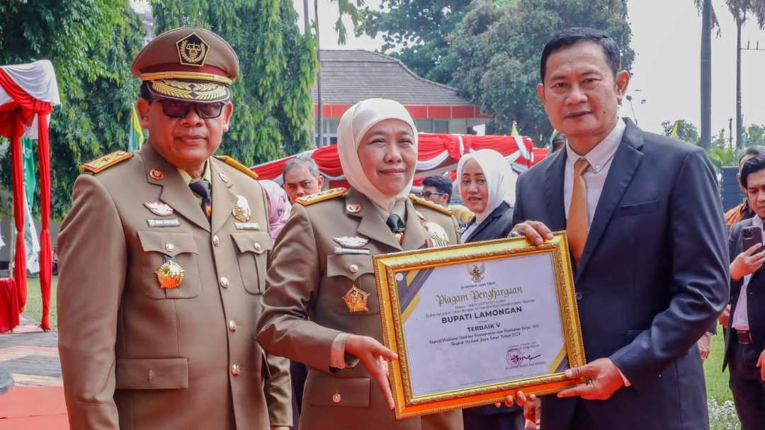 Bupati Lamongan Yuhronur Efendi saat menerima penghargaan sebagai pembina terbaik dari Gubernur Khofifah Indar Parawansa. (Foto: Istimewa)