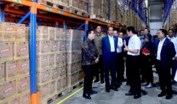Presiden Joko Widodo mengunjungi salah satu produsen produk kopi di Filipina yaitu Kopiko Philippines Corporation (KPC) yang merupakan bagian dari PT Mayora Indah Tbk ( foto: BPMI Setpres)