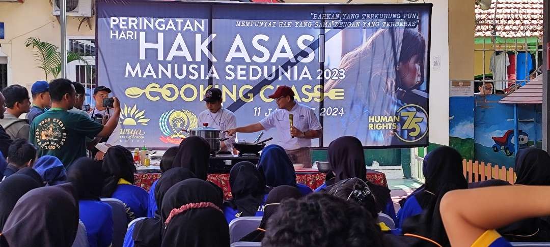 45 narapidana perempuan lapas kelas 2A Kediri mengikuti pelatihan memasak nasi goreng Kamis 11 Januari 2024. (Foto: Fendi Lesmana/ngopibareng.id)