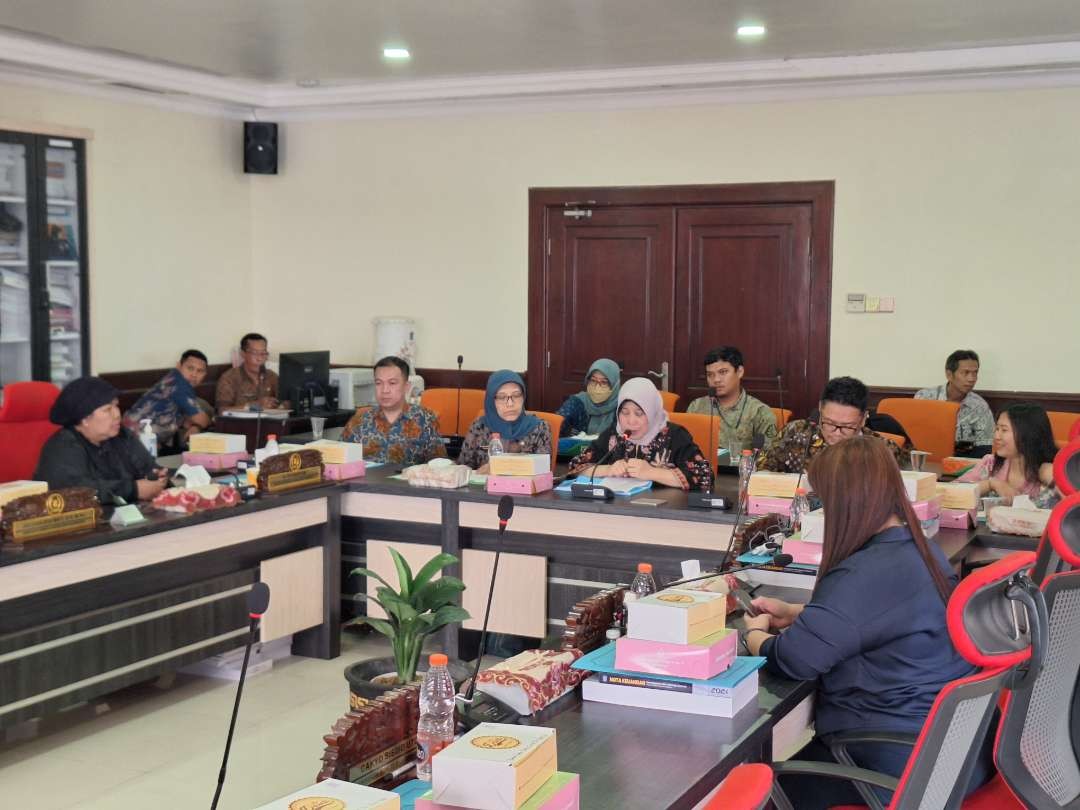 Suasana rapat dengar pendapat Komisi D DPRD Kota Surabaya, terkait pembangunan RSUD Surabaya Timur, pada Kamis 11 Januari 2024. (Foto: Julianus Palermo/Ngopibareng.id)