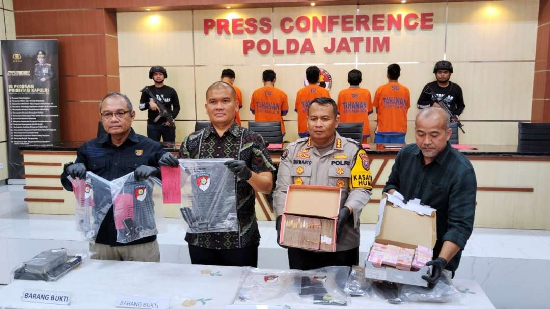 Aparat menunjukkan barang bukti terkait penembakan Relawan Prabowo-Gibran di Sampang, Kamis 11 Januari 2023. (Foto: Fariz Yarbo/Ngopibareng.id)