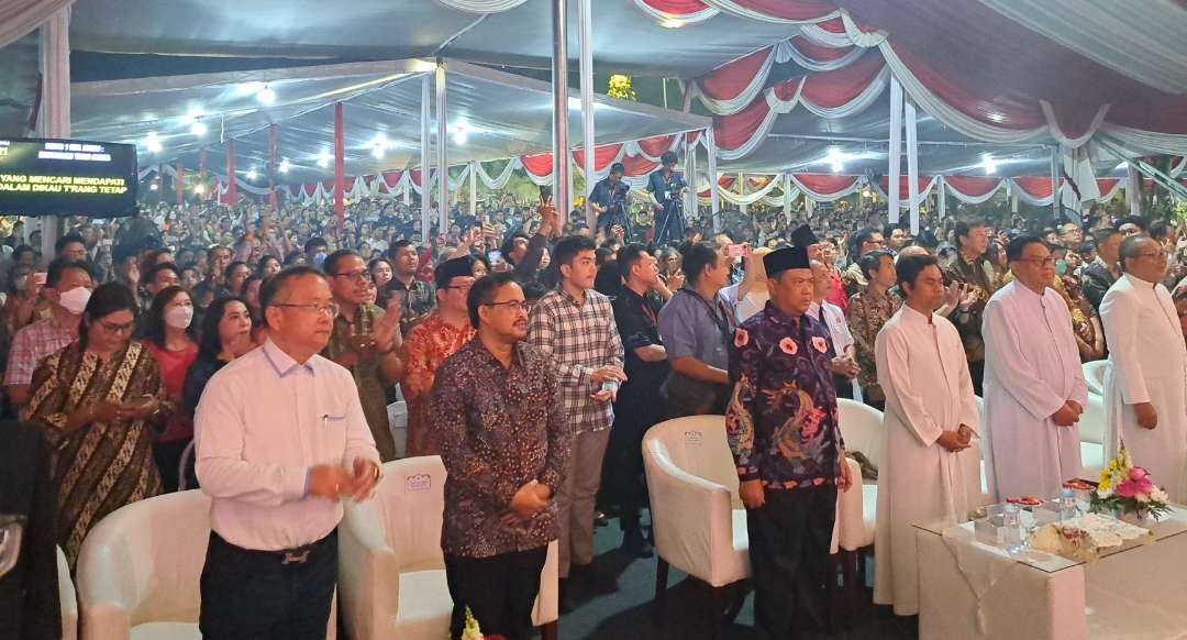 Perayaan Natal di Balai Kota Surabaya dihadiri ribuan orang, Kamis 11 Januari 2024. (Foto: Pita Sari/Ngopibareng.id)