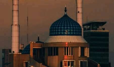 Keindahan suatu masjid pada malam hari. (Foto:dok/ngopibareng.id)