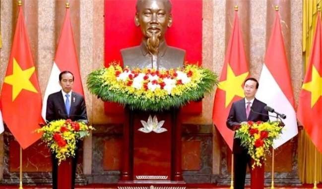 Presiden Joko Widodo dan Presiden Vietnam Vo Van Thuong menyampaikan pernyataan pers bersama usai melakukan pertemuan bilateral Jumat, 12 Januari 2024, di Istana Kepresidenan, Hanoi, Vietnam. (Foto: BPMI Setpres)