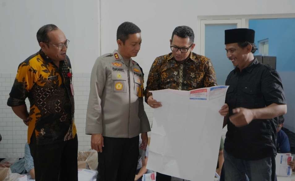 Bareng Kapolresta, Pj Wali Kota Mojokerto tinjau pelipatan surat suara Pemilu.(Foto istimewa)