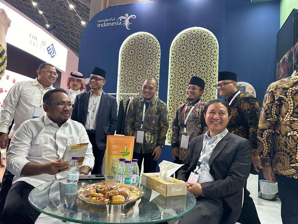 Menteri Agama Yaqut Cholil Qoumas saat mengunjungi stan Wobderfull Indonesia di Jeddah. (Foto: Dok Kemenag)