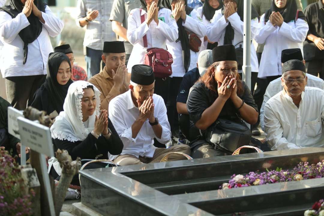 Ganjar Pranowo sowan ke sejumlah pondok pesantren dan berziarah ke makam tokoh NU di Jombang, Jumat, 12 Januari 2024. (Foto: Istimewa)