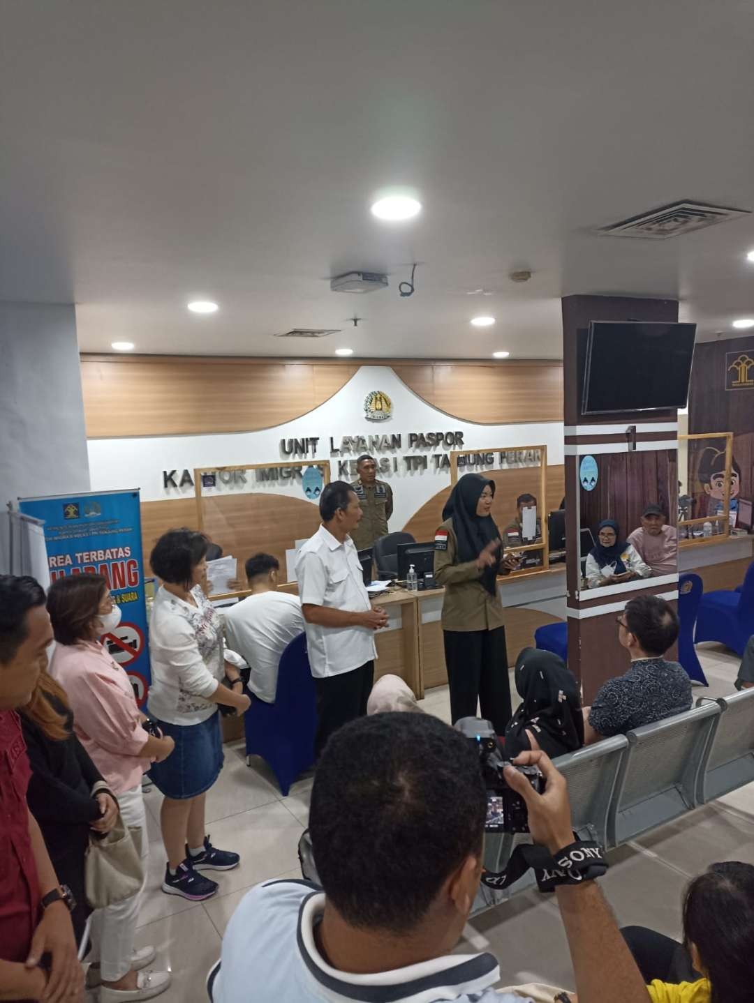 Dalam rangka memperingati HBI ke-74, Sembilan Kantor Imigrasi di Jatim menyelenggarakan layanan paspor akhir pekan. (Foto: Dok Kemenkumham Jatim)