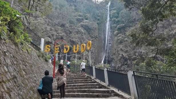 Anak tangga menuju Air Terjun Sedudo, Kabupaten Nganjuk. (Foto: dok. nu.or.id)