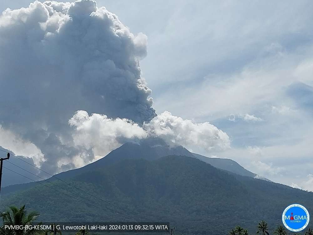 Erupsi Gunung Lewotobi Laki-laki, Sabtu 13 Januari 2023. (Foto: Magma/ X PVMBG)