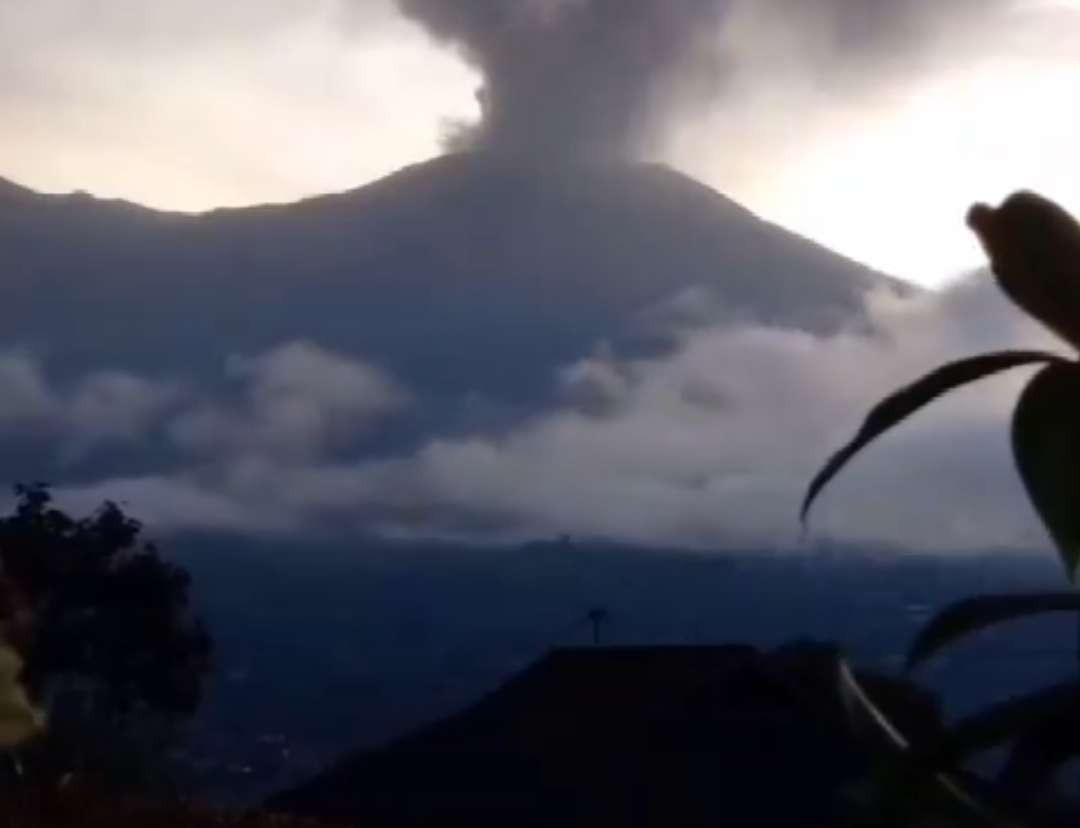 Erupsi Gunung Marapi, Sumatera Barat, Sabtu 13 Januari 2024 dini hari. (Foto: X)