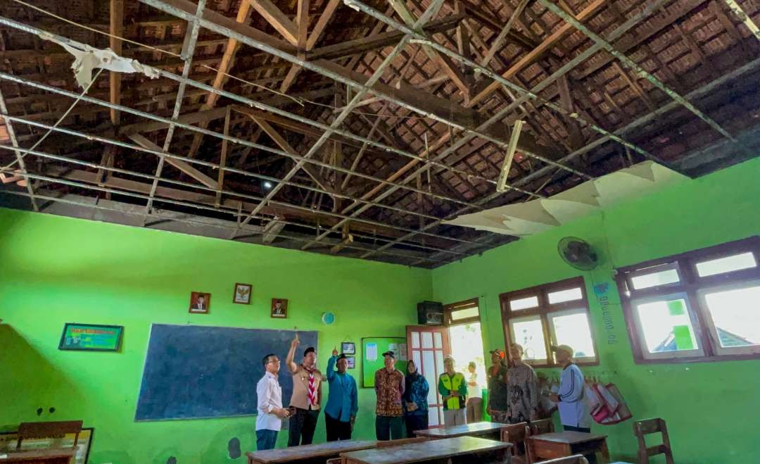 Atap sekolah di Sidoarjo yang rusak akibat diterjang angin puting beliung. (Foto: Aini/Ngopibareng.id)