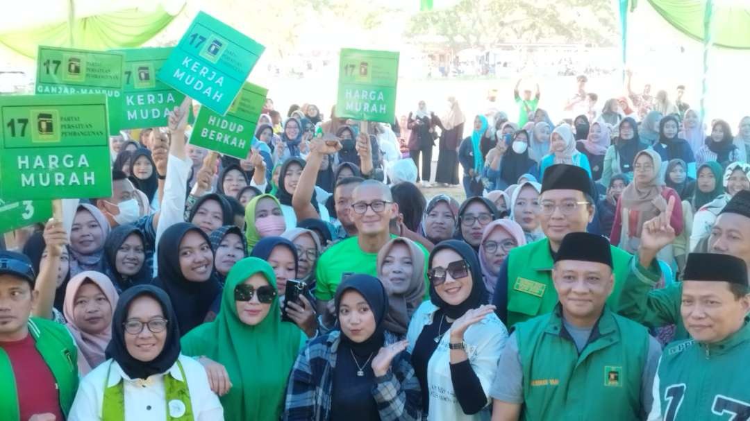 Sandiaga Uno bersama para pendukungnya di Lapangan RTH Kedayunan, Kabat, Banyuwangi, Jawa Timur. (Foto: Muh Hujaini/Ngipibareng.id)