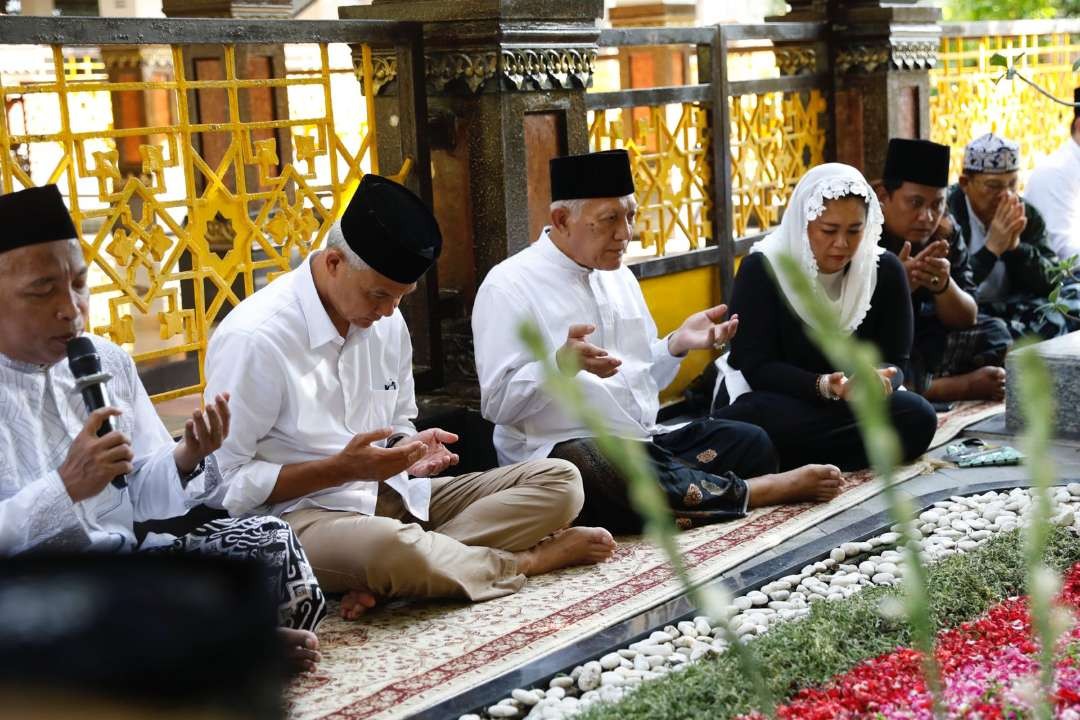 Ganjar Pranowo ziarah ke makam Gus Dur dan KH Hasyim Asy'ari di Ponpes Tebuireng Jombang, Jumat, 12 Januari 2024. (Foto: Istimewa)