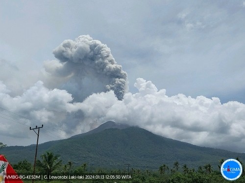 Gunung Lewotobi Laki-Laki terpantau pada Sabtu 13-Januari 2024. (Foto: magma.esdm)