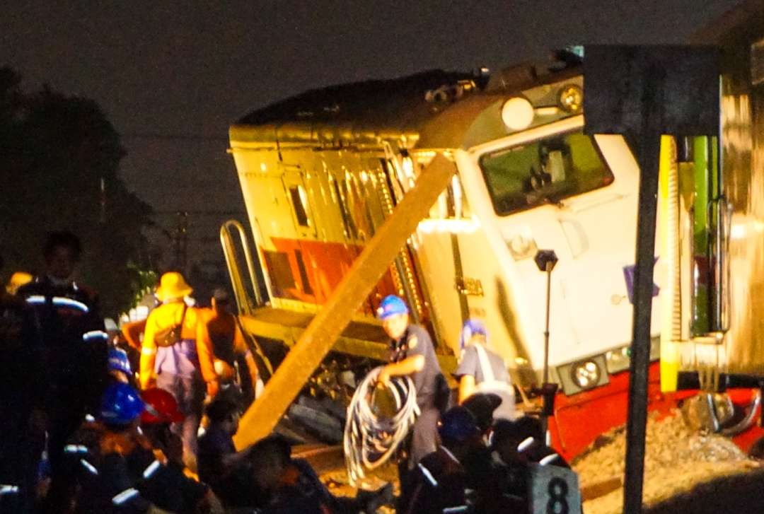 Proses evakuasi lokomotif KA Pandalungan berlangsung hingga malam hari (foto : Aini/Ngopibareng.id)
