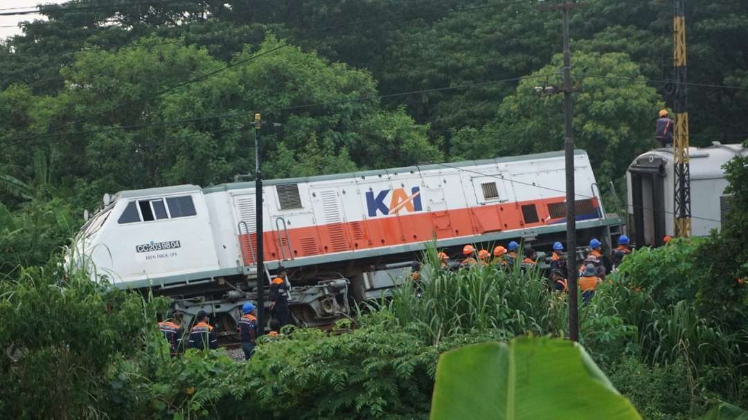 . Kereta Api Indonesia berjanji akan mengembalikan hak-hak penumpang yang terdampak lokomotif anjlok di Tanggulangin, Sidoarjo. (Foto: Aini/Ngopibareng.id)
