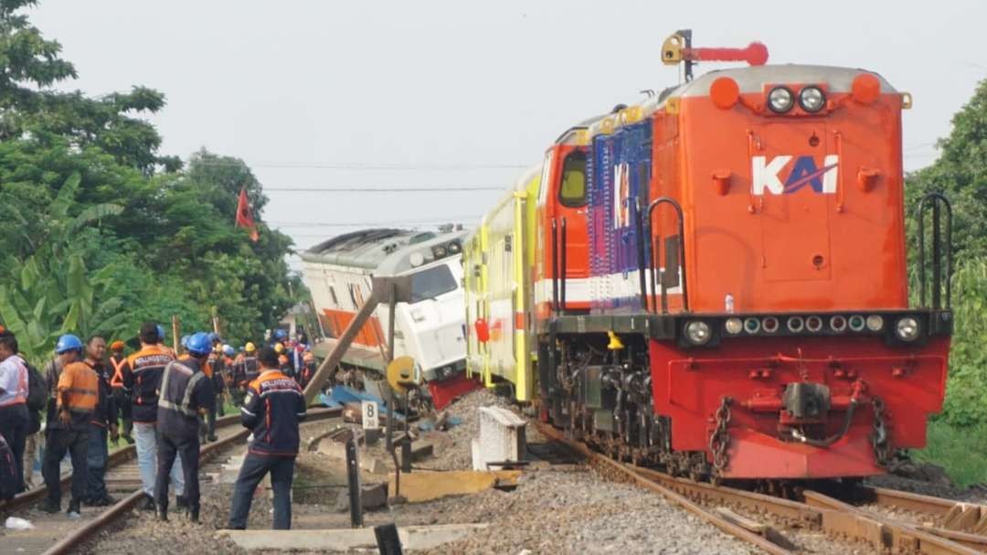 Kereta Api Pandalungan anjlok di Stasiun Tanggulangin, Sidoarjo, pada Minggu, 14 Januari 2024, pagi. Proses evakuasi hingga saat ini belum tuntas. (Foto: Aini/ngopibareng.id)