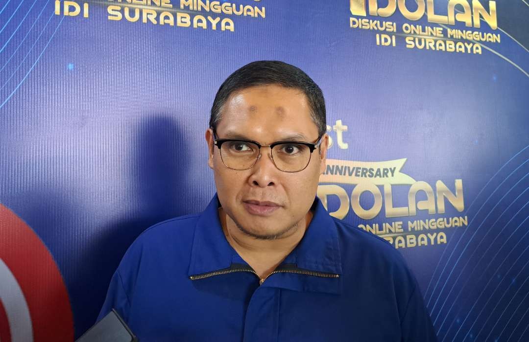 Ketua IDI Surabaya, Dokter Brahmana Askandar saat menjelaskan program dolanan yang sudah berjalan satu tahun. (Foto: Pita Sari/Ngopibareng.id)